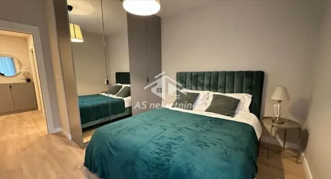 Spavaća soba sa bračnim krevetom, garderoberom sa ogledalima i noćnim stočićem. - image 14