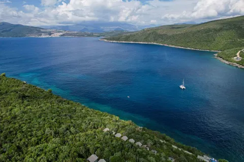 Pogled iz vazduha na more, obalu i planine u pozadini. - image 24