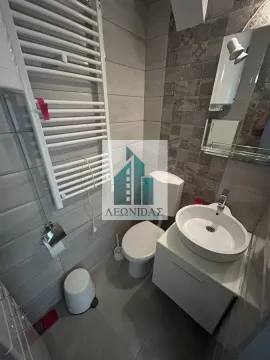 Manje kupatilo sa sanitarijama, umivaonikom i radijatorom za sušenje peškira. - image 23