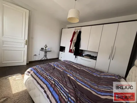 Spavaća soba sa bračnim krevetom i ugradnim ormarom. - image 8