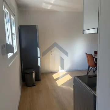 Manja kuhinja sa frižiderom i trpezarijskim stolom. - image 3