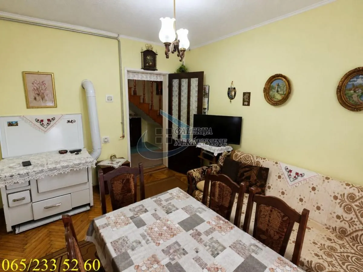 Prodaja, kuća, 240m², Centar, Inđija