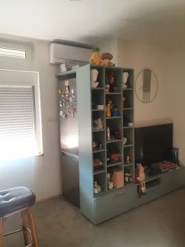 Dnevni boravak sa policama, televizorom i frižiderom. - image 8