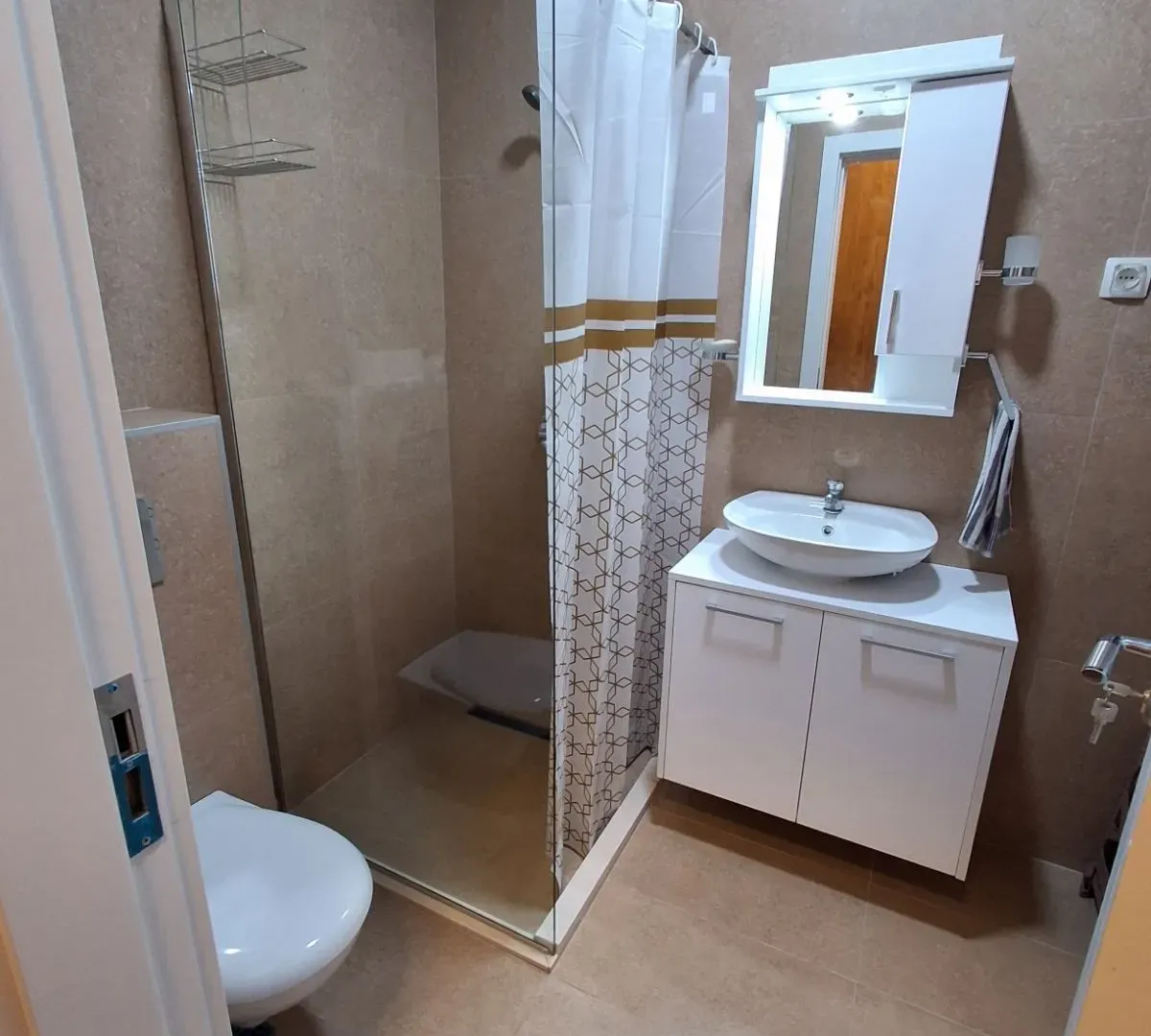 Izdavanje, jednosoban stan, 42m², Tološi, Podgorica