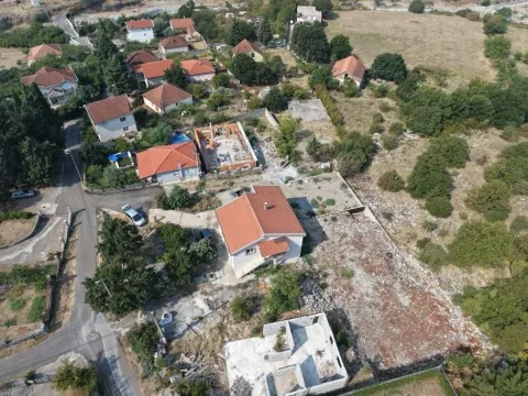 Pogled iz vazduha na kuću sa dvorištem i okolno naselje. - image 5