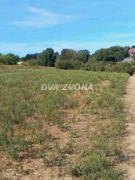 Pogled na zemljište sa zelenilom i drvećem. - image 5