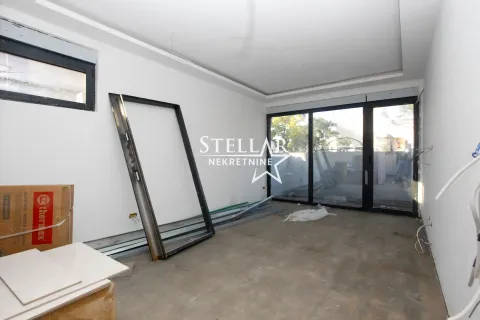 Prazna prostorija u toku renoviranja sa kliznim staklenim vratima i građevinskim materijalom. - image 3