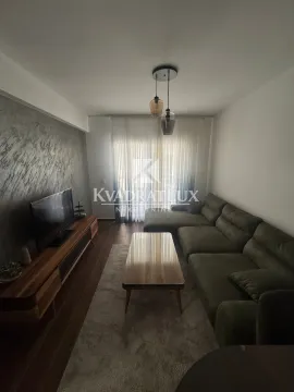 Moderan i svijetao dnevni boravak sa garniturom i TV komodom. - image 3