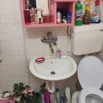 Manje kupatilo sa umivaonikom, WC šoljom i zidnim ormarićem. - image 6