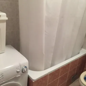 Kupatilo sa kadom i veš mašinom. - image 7