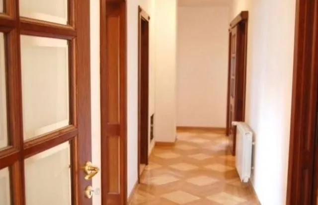 Izdavanje, četvorosoban stan, 200m², Savski Venac, Beograd