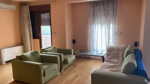 Dnevna soba sa zelenim namještajem i drvenim podom. - image 2
