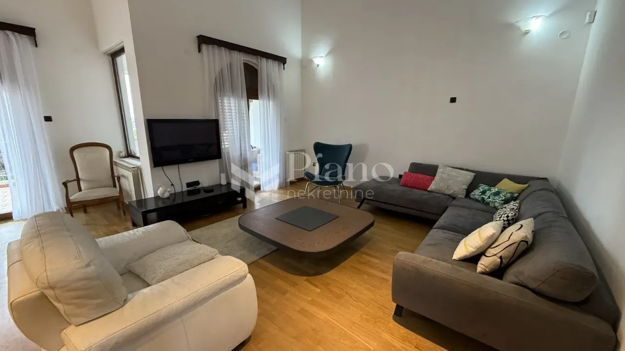 Izdavanje, stan, 300m², Gorica C, Podgorica