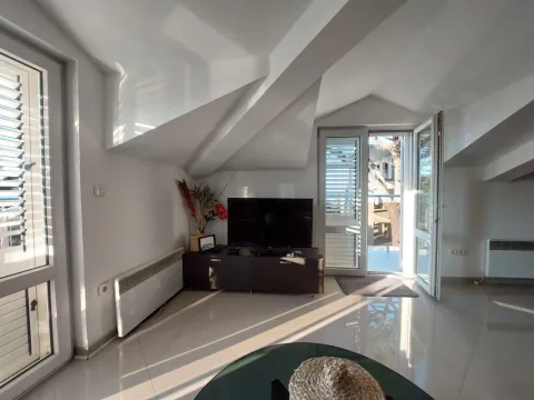 Izdavanje, dvosoban stan, 80m², Centar, Tivat - image 2