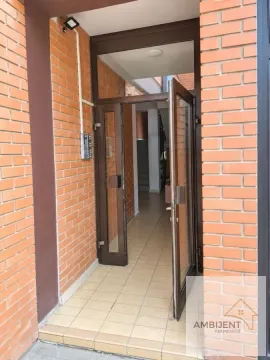 Glavni ulaz u zgradu sa staklenim vratima i ciglenom fasadom. - image 6