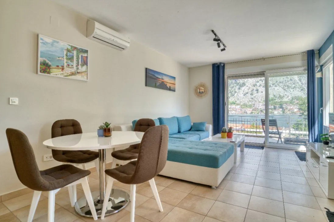Bright living room with dining area and access to a terrace with sea view.