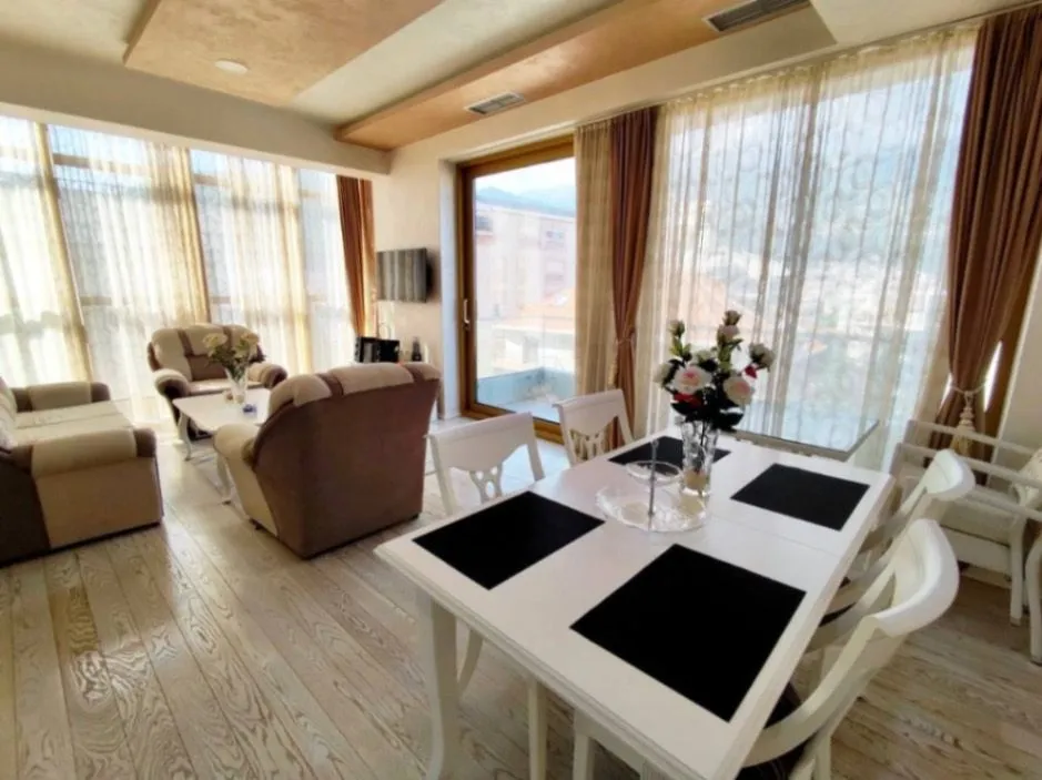 Izdavanje, dvosoban stan, 75m², Centar, Budva