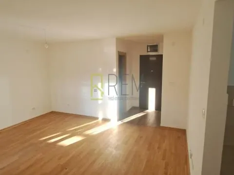 Prodaja, garsonjera, 31m², Stari Aerodrom, Podgorica - image 1