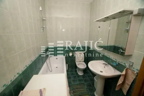 Smaller bathroom with a bathtub, washbasin, and toilet. - image 15