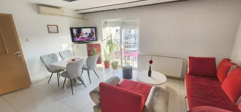 Dnevna soba sa garniturom, trpezarijskim stolom i izlazom na terasu. - image 5