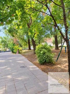 Popločana staza i drveće u dvorištu zgrade. - image 8