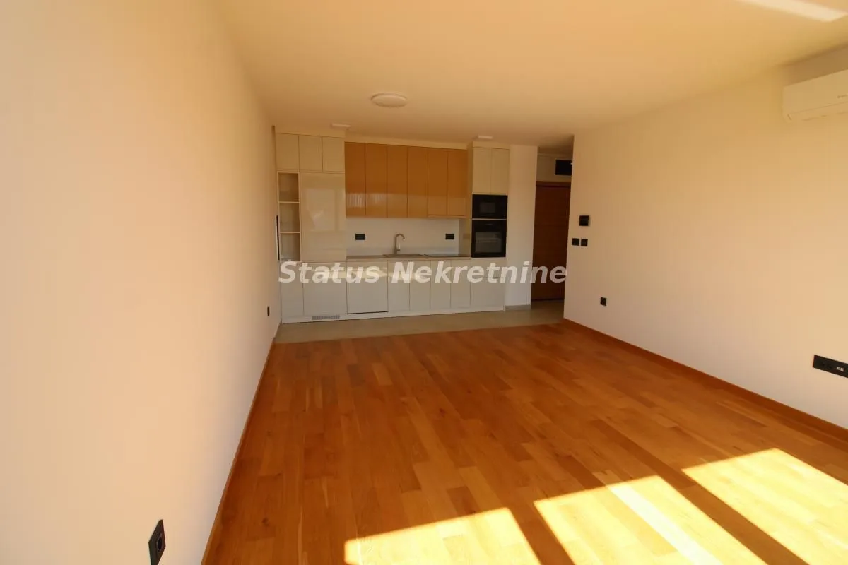 Izdavanje, trosoban stan, 60m², Sajmište, Novi Sad