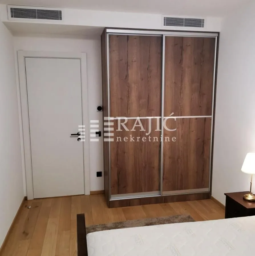 View of the bedroom with a built-in wardrobe and a double bed.