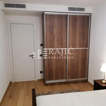 View of the bedroom with a built-in wardrobe and a double bed. - image 9