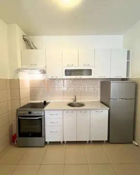 Manja bijela kuhinja sa štednjakom, sudoperom i frižiderom. - image 11