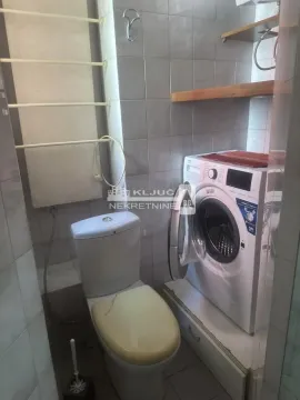 Manje kupatilo sa wc šoljom i veš mašinom. - image 20