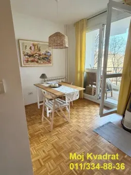 Trpezarija sa trpezarijskim stolom i stolicama i izlazom na terasu. - image 2