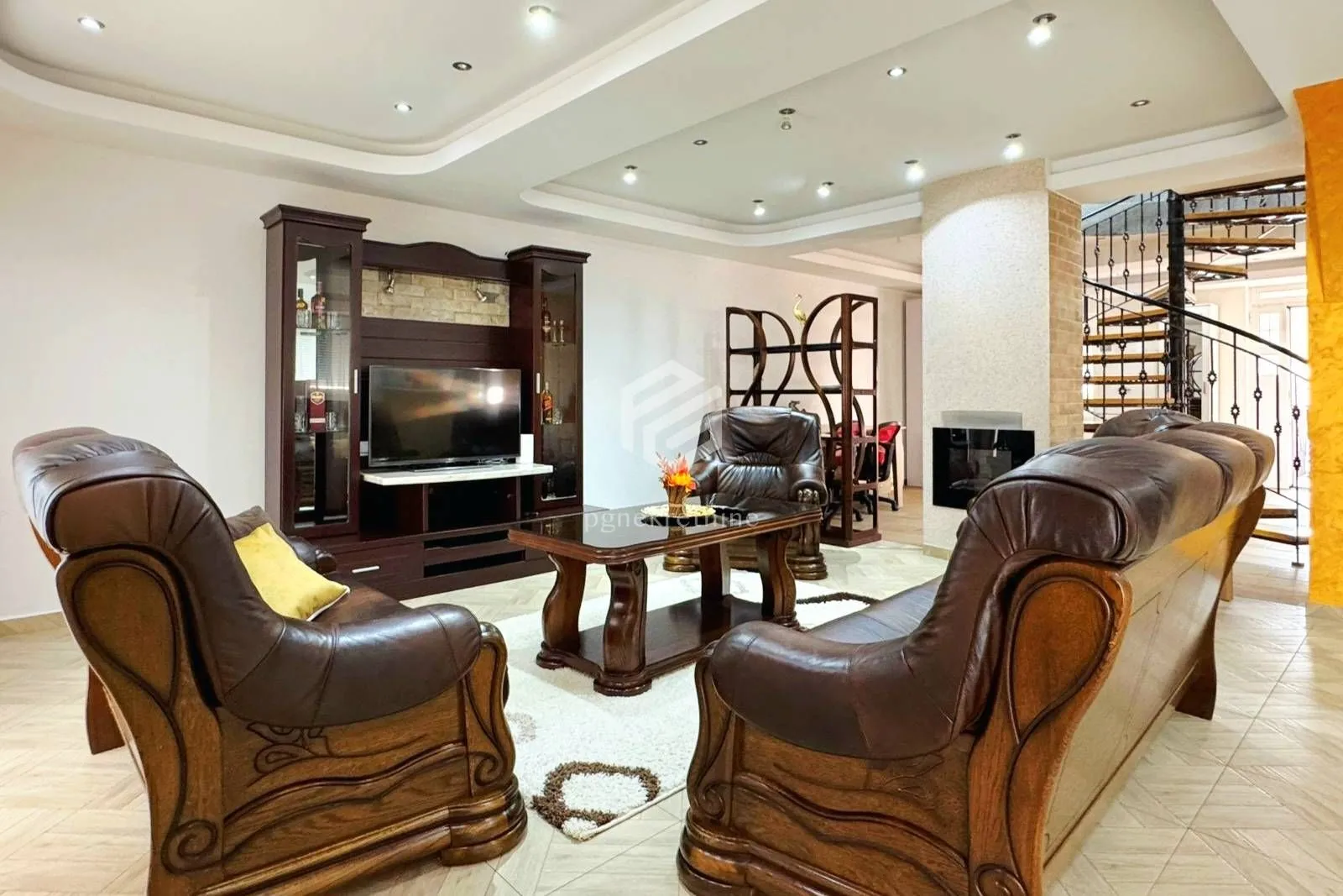 Izdavanje, trosoban stan, 160m², Tivat, Crna Gora