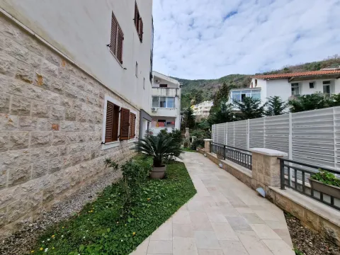 Popločana staza i dvorište ispred stambene zgrade sa kamenom fasadom. - image 8