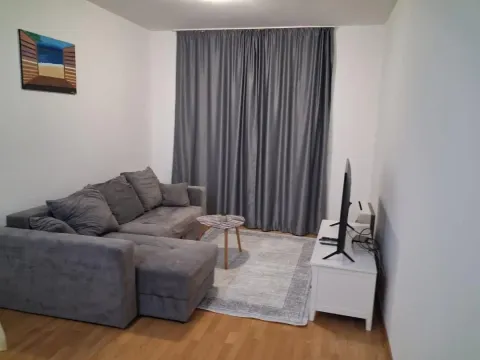 Dnevna soba sa ugaonom garniturom, stočićem i televizorom. - image 7