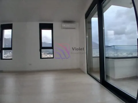 Prazna svijetla prostorija sa velikim staklenim površinama i izlazom na terasu. - image 7