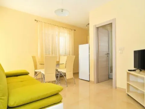 Izdavanje, jednosoban stan, 38m2, Donja Lastva, Tivat Izdavanje, jednosoban stan, 38m2, Donja Lastva, Tivat