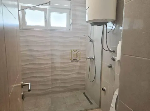 Moderno opremljeno kupatilo sa tuš kabinom i bojlerom. - image 4
