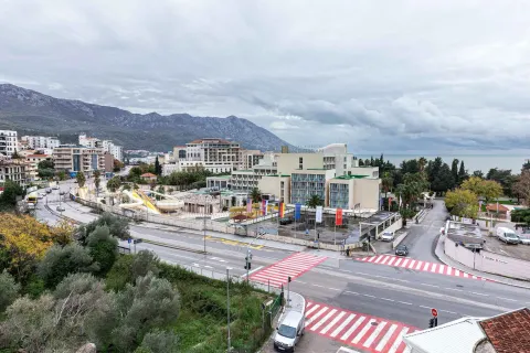 Pogled iz objekta na grad, ulicu, hotel i okolne planine. - image 14