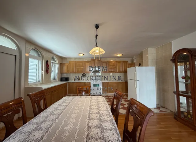 Rent, house, 350m², Zlatica, Podgorica