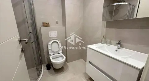 Moderno kupatilo sa tuš kabinom, umivaonikom i WC šoljom. - image 19