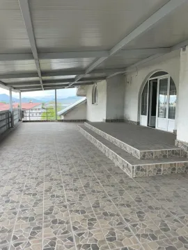 Prostrana natkrivena terasa popločana keramikom. - image 14