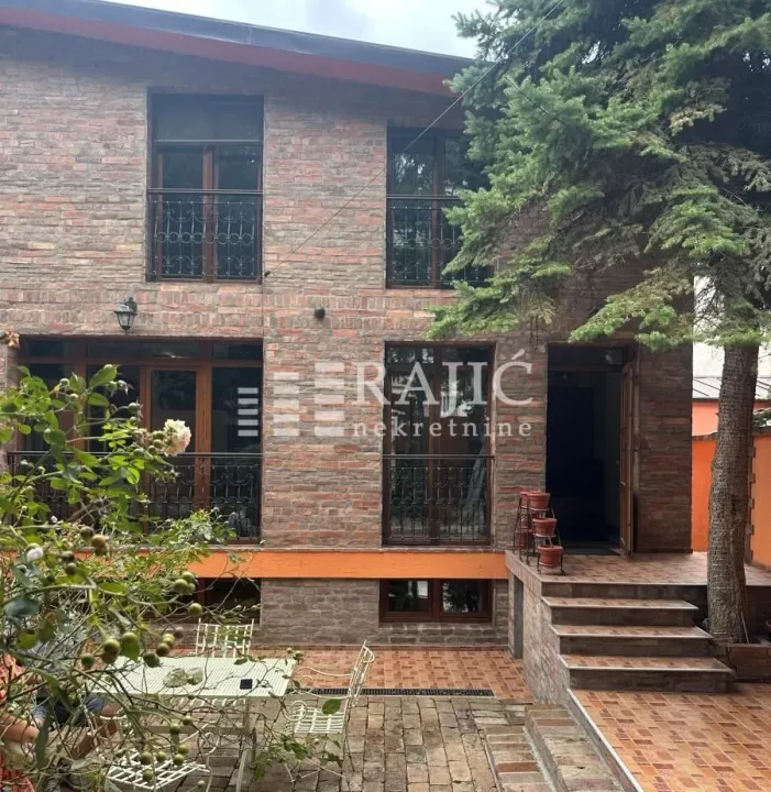 Izdavanje, kuća, 180m², Čubura, Beograd