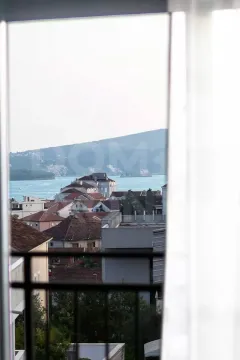 Pogled na grad i more sa terase. - image 14
