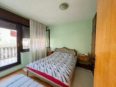 Namještena spavaća soba sa bračnim krevetom, noćnim stočićima i izlazom na terasu. - image 7