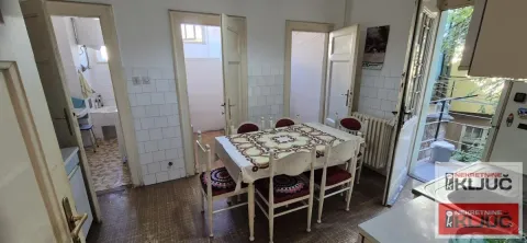 Trpezarija sa stolom i stolicama, sa izlazom na terasu i pogledom na druge prostorije. - image 6