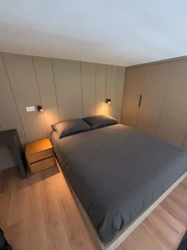 Moderna spavaća soba sa bračnim krevetom, drvenim podom i ugradnim plakarom. - image 2
