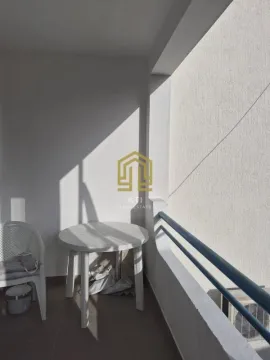 Natkrivena terasa sa plastičnim stolom i stolicom. - image 10