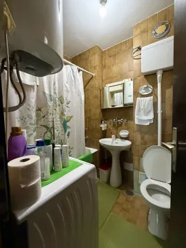 Manje opremljeno kupatilo sa kadom, umivaonikom, wc šoljom i veš mašinom. - image 15