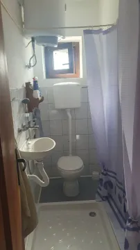 Manje kupatilo sa tuš kabinom, umivaonikom i toaletom. - image 7