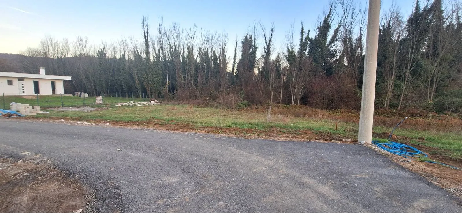Pogled na plac i prilazni put sa okolnim zelenilom.